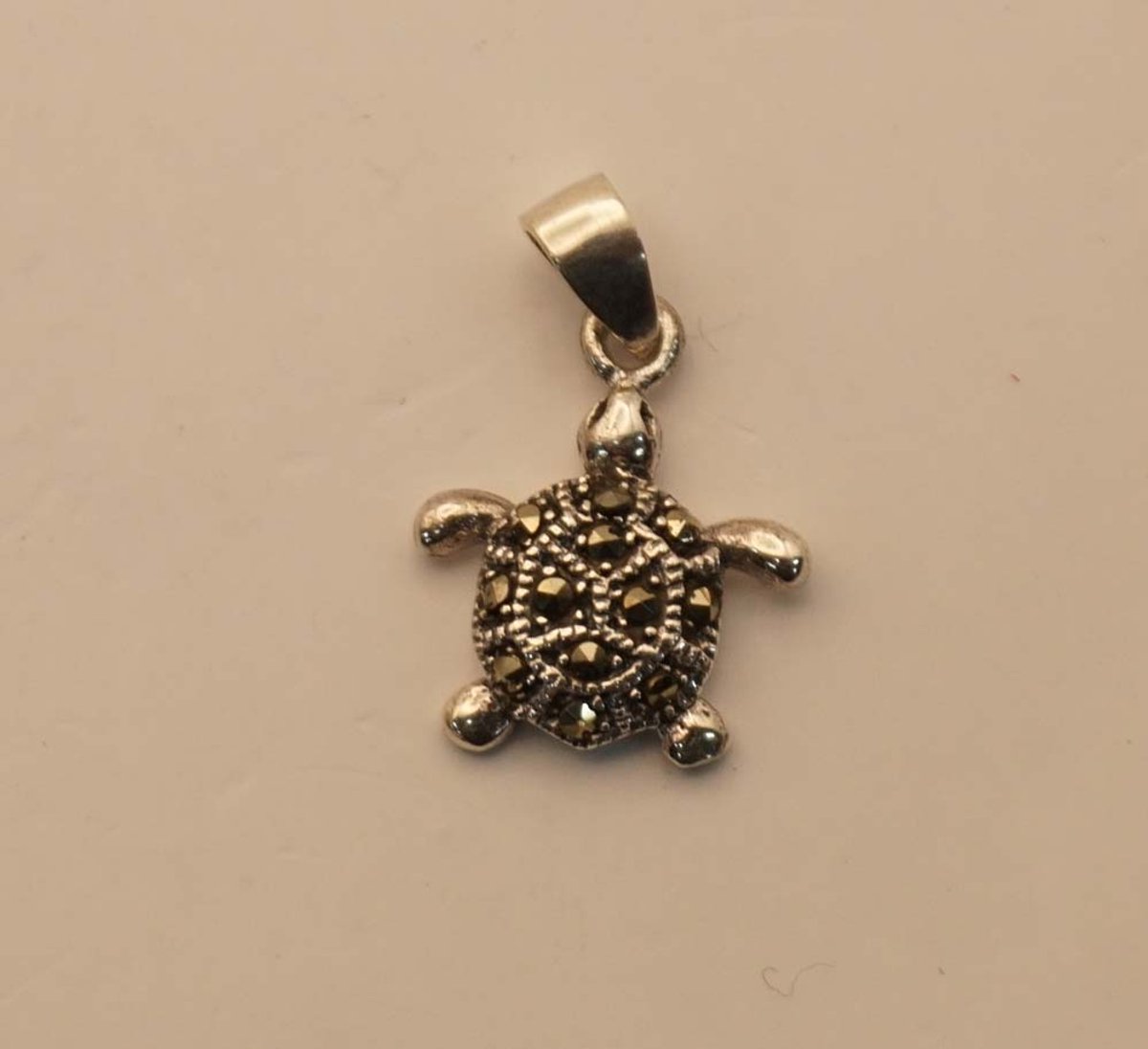 Sterling zilveren hanger schildpad versierd met marcasiet - leuke schilpad hangertjes - kleine zilveren hanger van een schildpad - schattige schildpad hangers van 925 zilver - zilveren bedel schild voor aan ketting