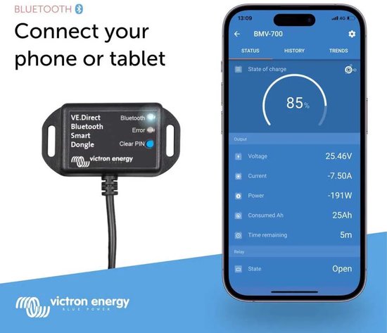 VE.Direct Bluetooth Smart dongle naast een smartphone waarop de VictronConnect app draait en de batterijstatus toont.