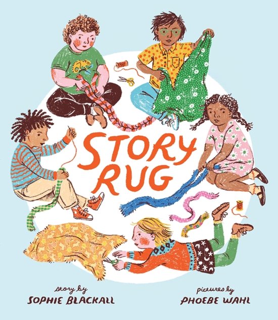 Vijf kinderen maken een 'STORY RUG' met gekleurde stoffen en wol. Tekst: "story rug" door Sophie Blackall, pictures by Phoebe Wahl.
