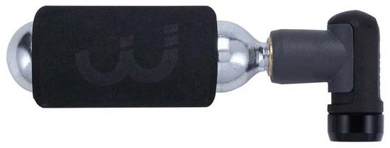 BBB CO2 patroon met zilveren cilinder, zwarte beschermhoes en adapter.