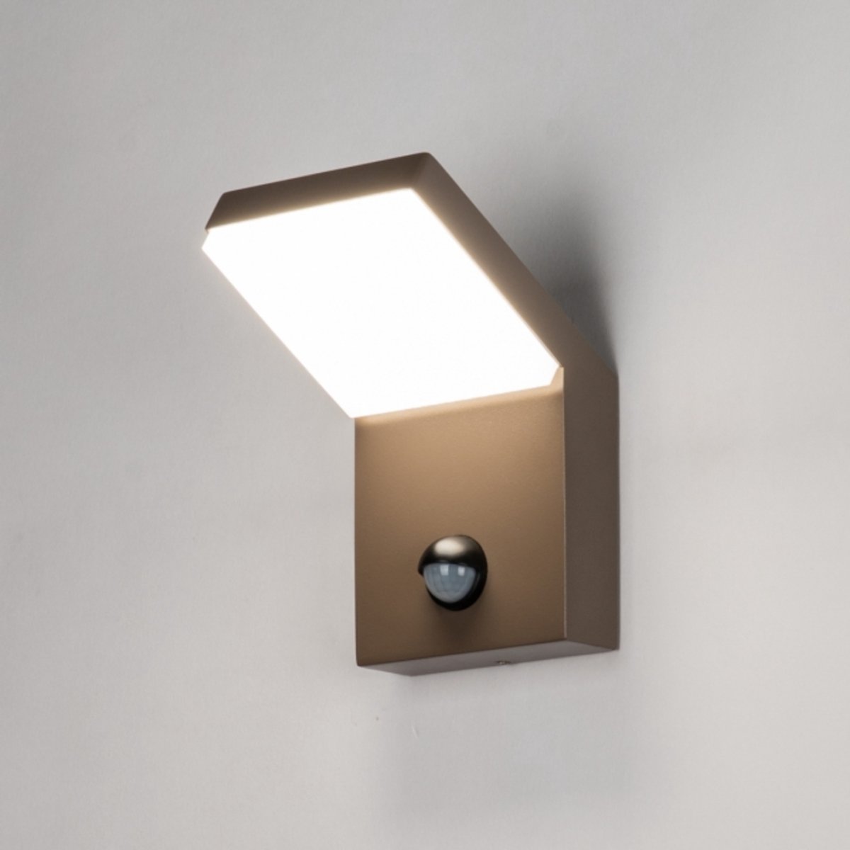 Lumidora Wandlamp 75353 - Voor buiten - IVY - Ingebouwd LED - 12.0 Watt - 1000 Lumen - 2700 Kelvin - Bruin - Kunststof - Buitenlamp - IP54 - Met Sensor