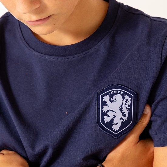 T-shirt Logo Équipe Néerlandaise Enfants - Taille 116 - Marine - Garçons & Filles - KNVB - Vêtements de Supporters - Football - Merchandising Officiel - Bleu Foncé