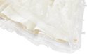 Gelaagd off-white tule van een jurk met gouden spikkels en bloemen.