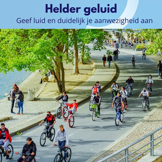 Fietsers op een boulevard bij een rivier met bomen op een zonnige dag.