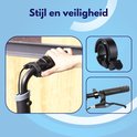 Zwarte fietsbel op stuur van elektrische step met een hand die het stuur vasthoudt.