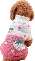 Bruine hond met een gebreide trui met roze aardbeienprint en witte stippen.