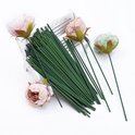 Bundel groene bloemendraad met lichte roze en groene bloemen.