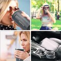 Vierdelige collage met een vrouw die uit een blauwe koffiebeker drinkt, een vrouw met hoed in de buitenlucht, een vrouw die buiten drinkt en de beker in een auto.