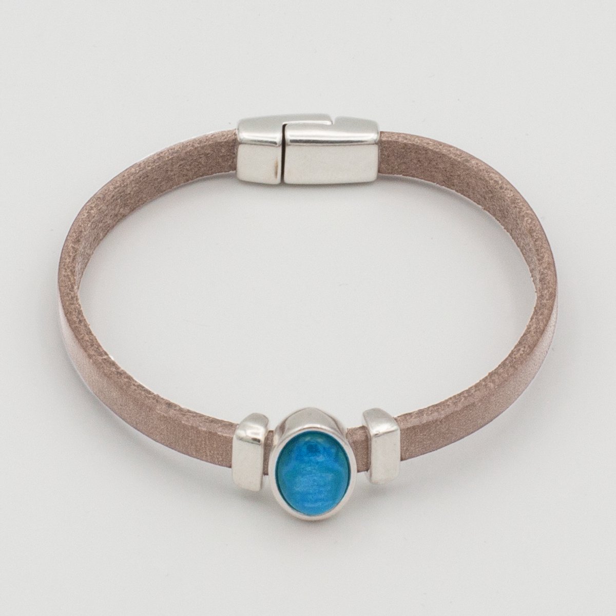 Qoss Armband Femmie Maat S – Handgemaakt Buffelleer met Ovale Cabochon | Magneetsluiting | Nikkelvrij | Saffier