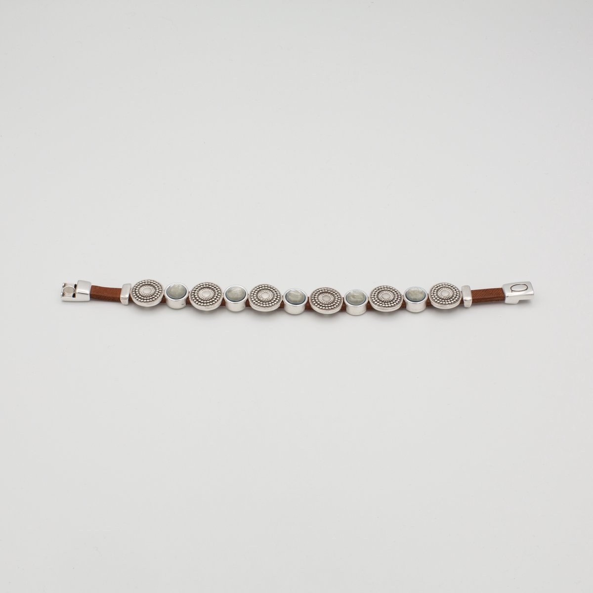 Qoss Armband Nicolette Maat M – Handgemaakt Buffelleer met 7 mm Cabochons | Magneetsluiting | Nikkelvrij | Zilverkleurige Metalen Details | Creme