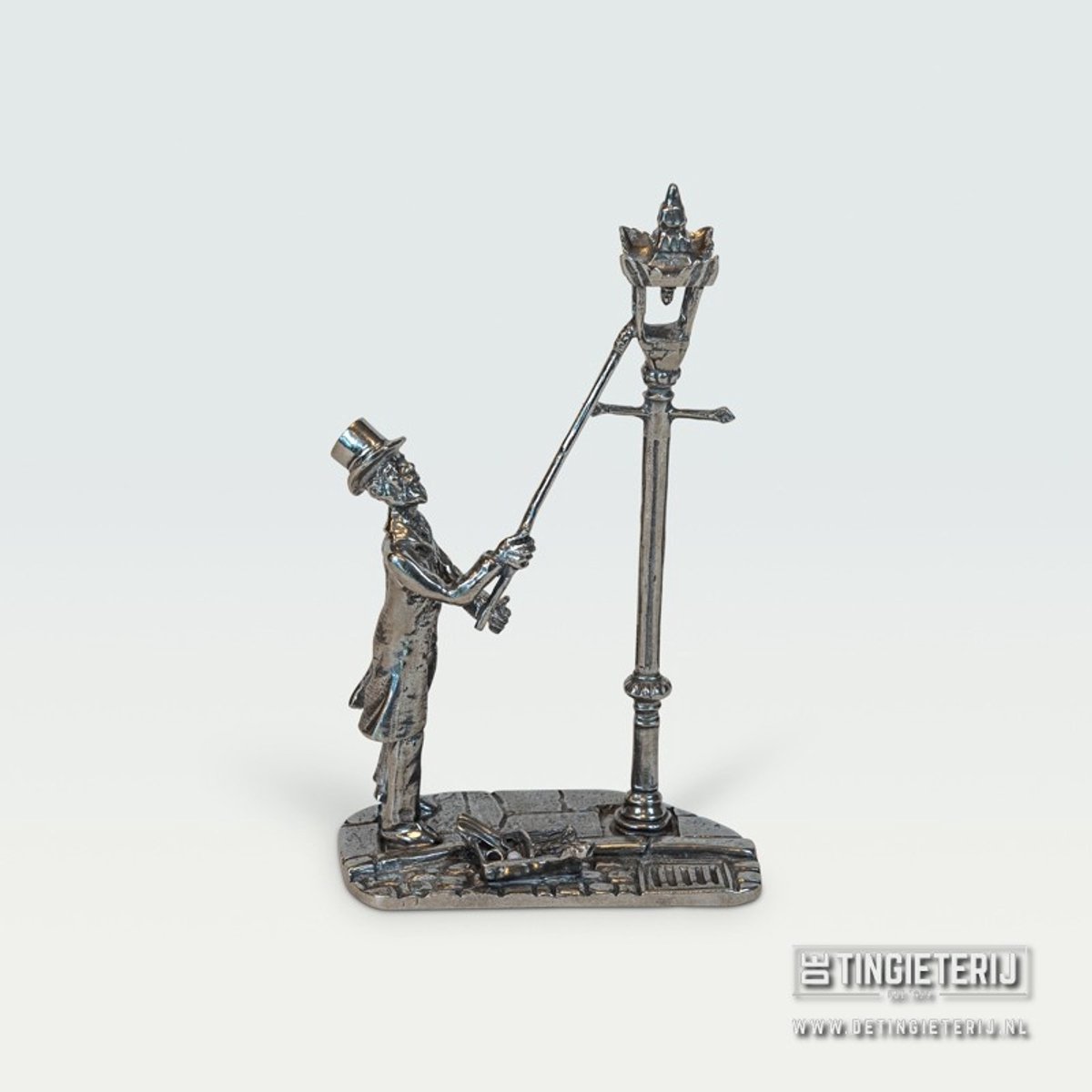 Tinnen Lantaarnopsteker Beeldje – Handgemaakt Miniatuur Ambacht – Historisch Beroepenbeeld – Uniek Cadeau & Decoratie