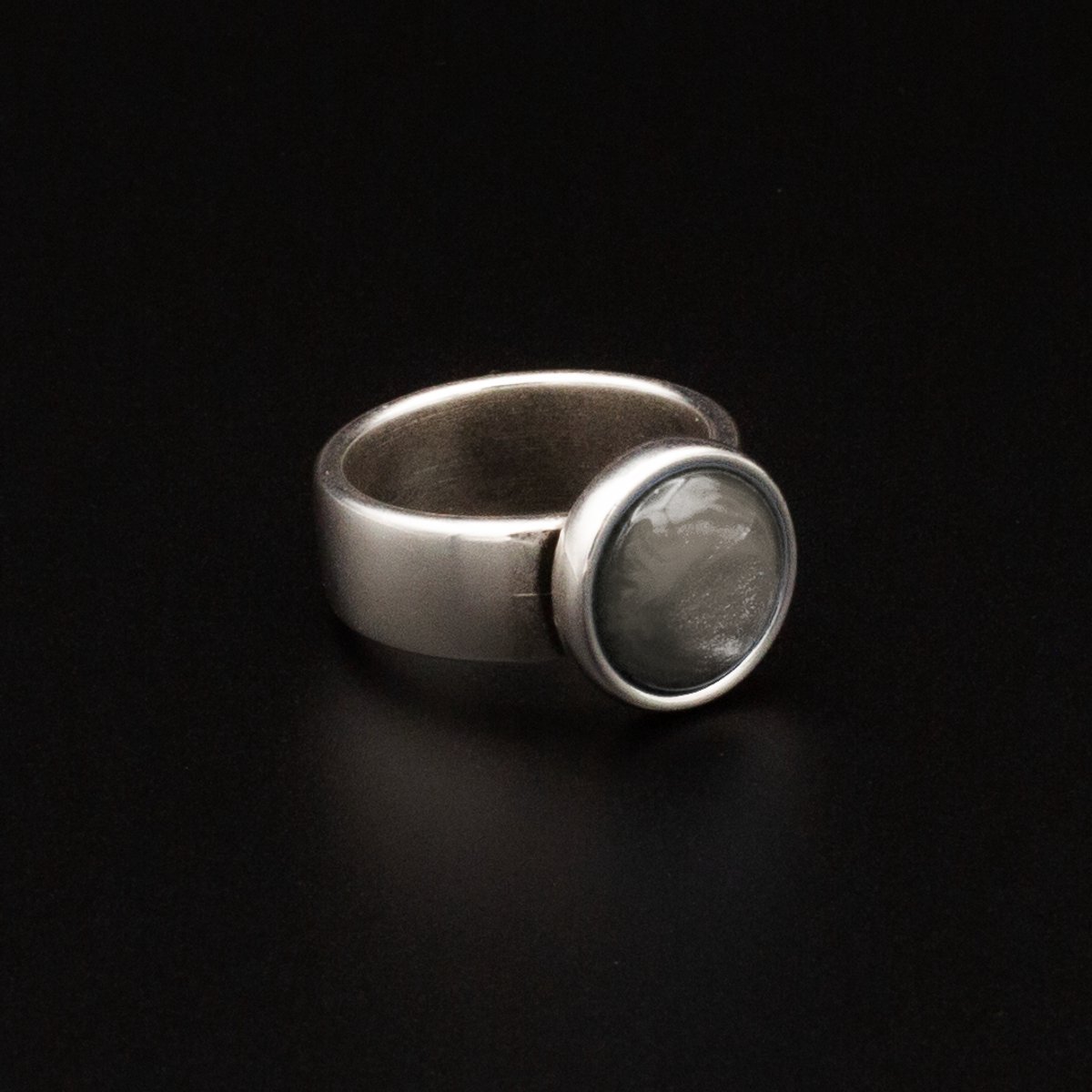 Qoss Ring Juul – Brede Zilverkleurige Ring met 12 mm Cabochon | Valt 1 Maat Kleiner | Nikkelvrij | Handgemaakt | Combineerbaar | Grijs | Maat XL