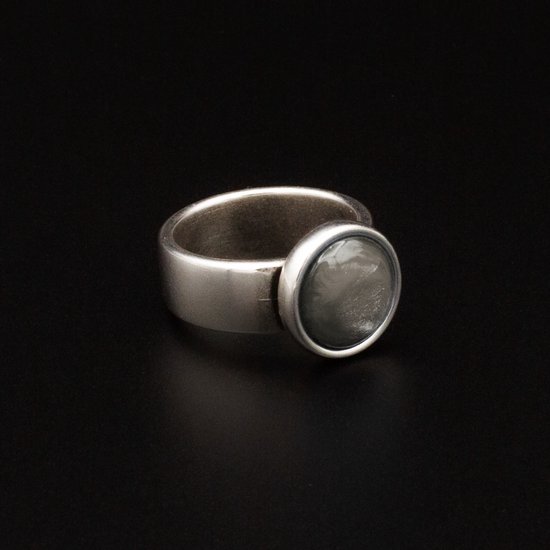 Qoss Ring Juul – Brede Zilverkleurige Ring met 12 mm Cabochon | Valt 1 Maat Kleiner | Nikkelvrij | Handgemaakt | Combineerbaar | Grijs | Maat XL