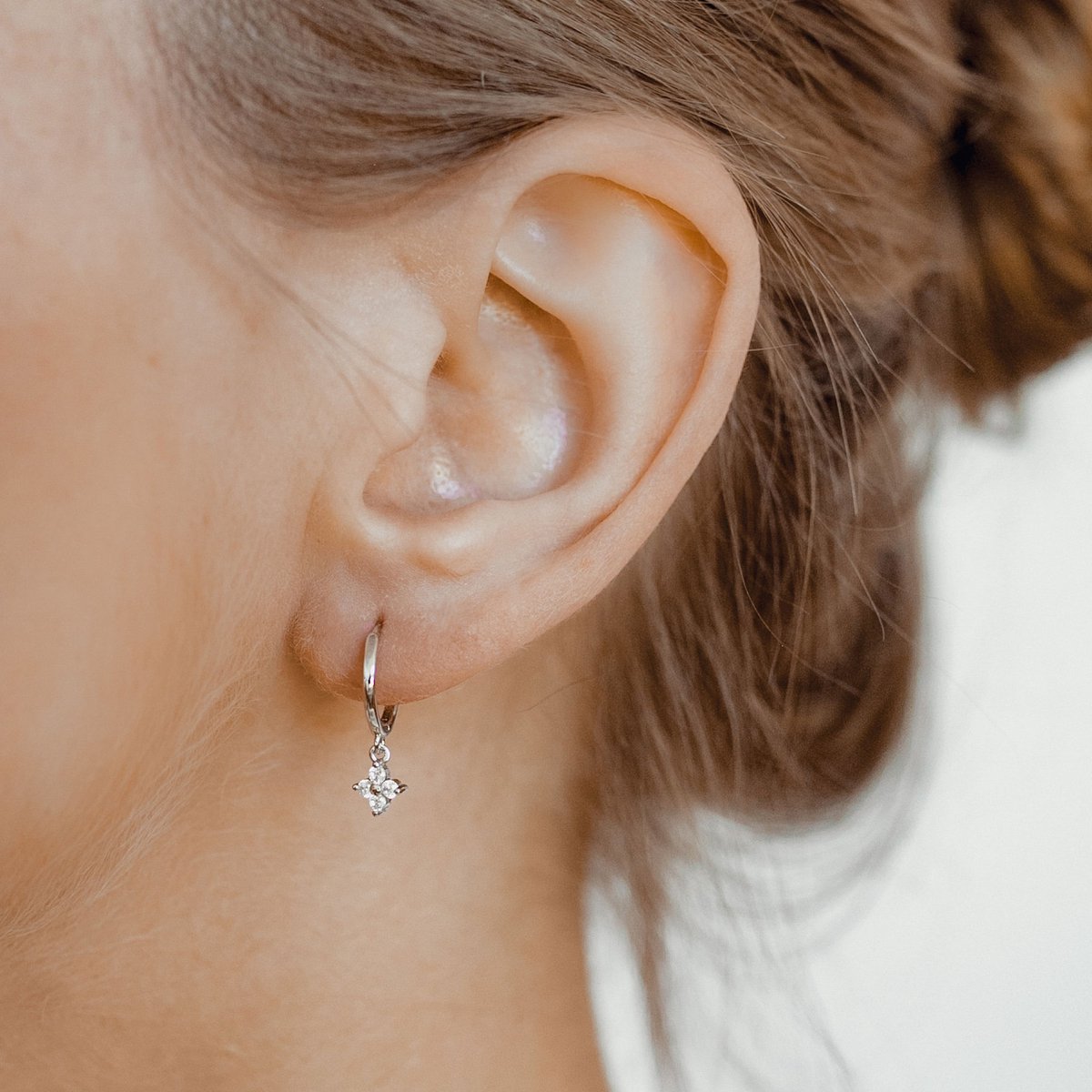 Hey Happiness Bloem Huggie Oorbellen Dames - 925 Sterling Zilver - Zirkonia - Ø 11,8 mm - Hypoallergeen - Zilver