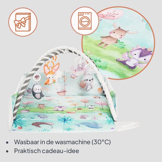 Een babygym met een opvouwbare mat. Iconen tonen een cadeau en een wasmachine. Close-up toont hert en draakje.