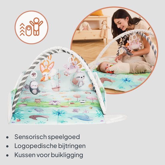 Een babygym met zachte speeltjes en een mat met zeedieren. Een vrouw speelt met een baby op de mat. Iconen tonen sensorisch speelgoed.