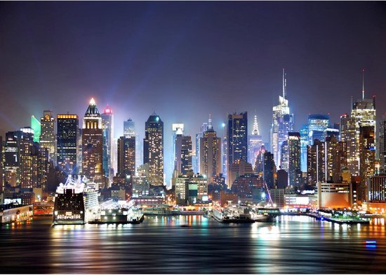 Fotobehang met de verlichte skyline van New York bij nacht, inclusief reflecties op het water.