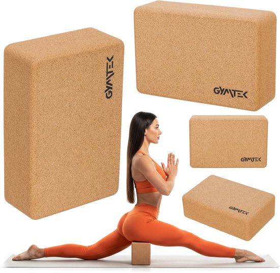 Collage : femme en tenue de sport orange faisant le grand écart avec un bloc en liège, entourée de trois blocs de yoga Gymtek.