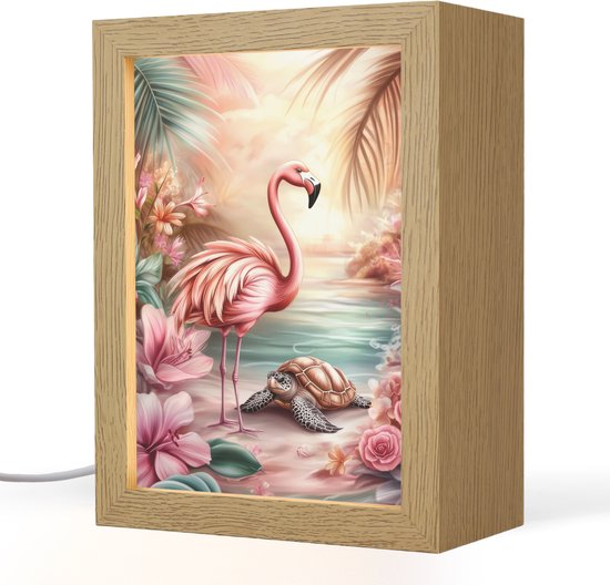 Houten nachtlampje met opdruk van een flamingo en schildpad in een tropische omgeving.