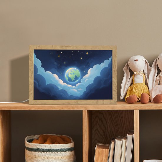 Nachtlampje 30x20 cm - Kinder lampje - Planeet - Wolken - Sterren - Blauw - Tafellamp kinderkamer - Slaapkamer lamp - Bedlamp kinderen - Kinderlampje stopcontact - Wandlamp babykamer - Nachtlampjes van DecoLife — afbeelding 3
