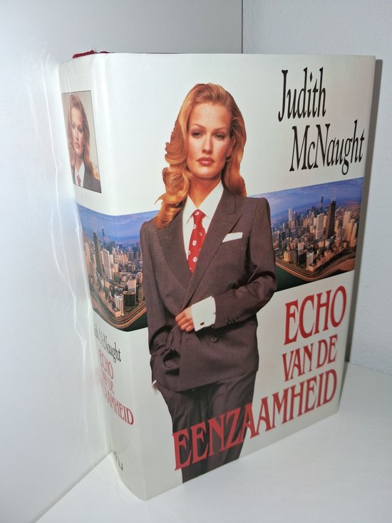 Boekomslag met een vrouw in pak, rode das, tegen de skyline van New York. Titel: Echo van de eenzaamheid.
