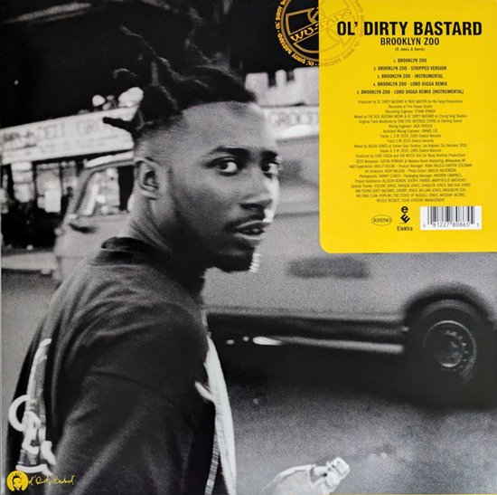 Een zwart-witfoto van rapper Ol' Dirty Bastard in close-up. Hij draagt een zwart T-shirt en kijkt over zijn schouder.