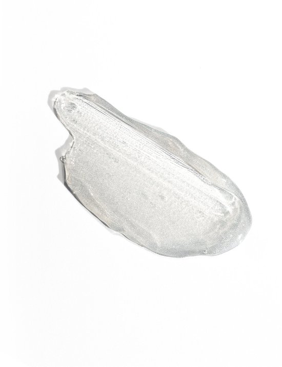 Een zilverkleurige, glinsterende haarproduct-swatch op een witte achtergrond.