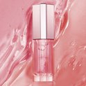 Lancôme lipgloss flesje in een roze, glanzende gel textuur met waterdruppels.