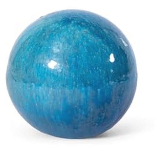 Balle bleue vernissée en grès avec des mouchetures et une finition brillante.