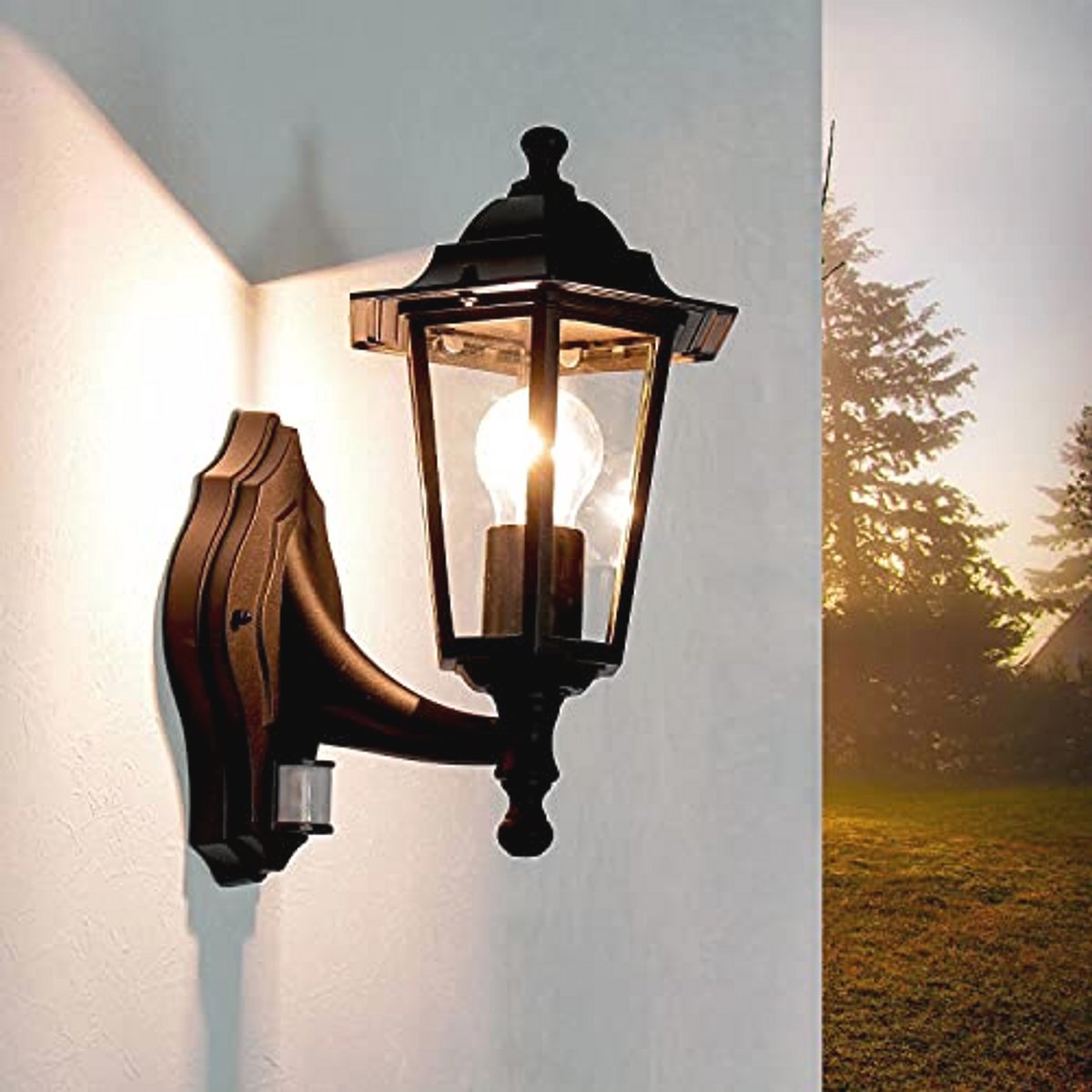 Bewegingsgevoelige wandlamp voor buiten met IP44 bescherming 35 cm hoog
