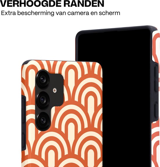 Telefoonhoes met oranje en crème gebogen lijn patroon. Verhoogde randen voor extra bescherming.