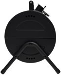 Zwarte, cilindervormige draagbare BBQ van Wolff BBQ, van de achterkant gezien, met houten handvat en zwarte pootjes.