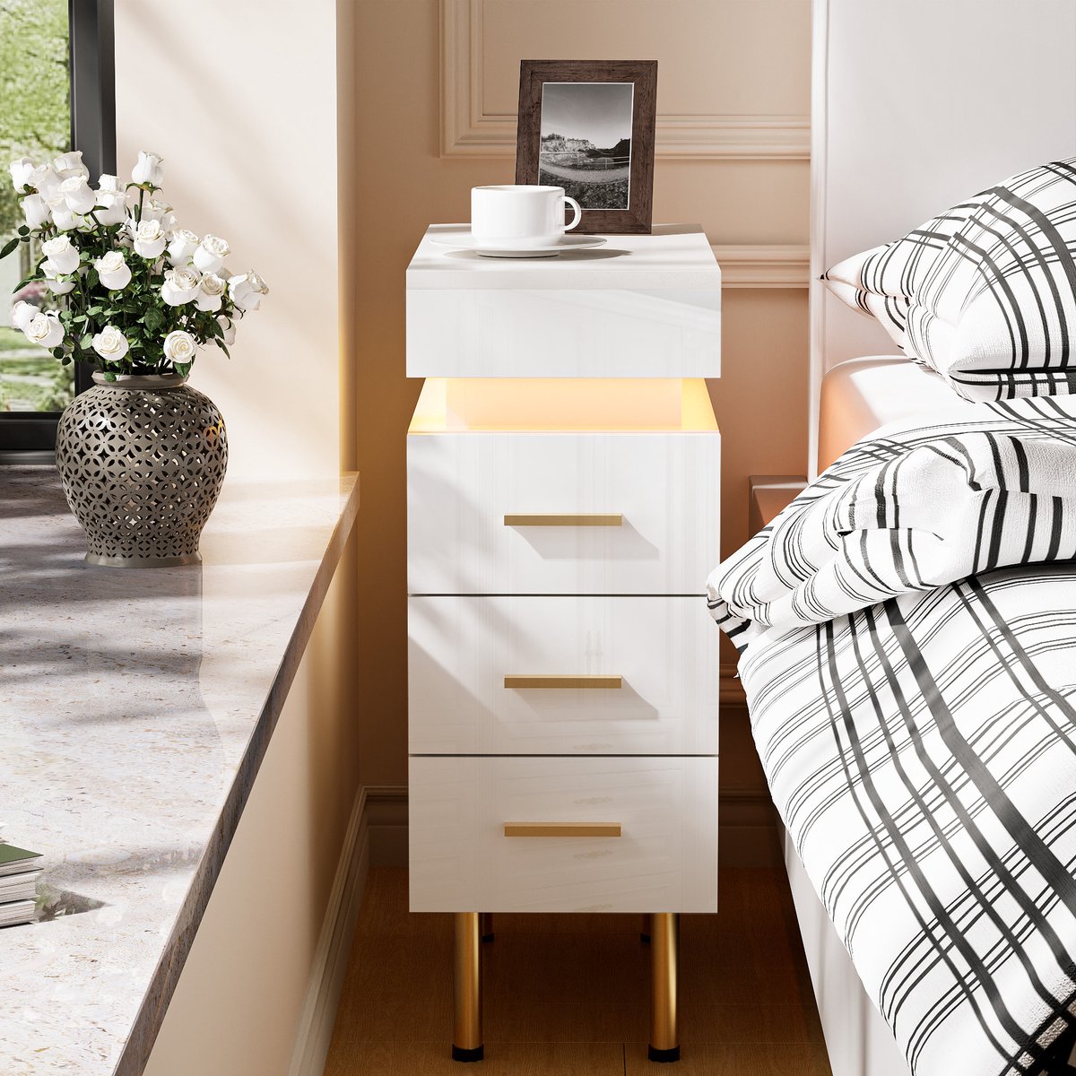 Nachtkastje - Drie lades - Smal nachtkastje - 50 x 25 x 67 cm (L x B x H) - Verstelbare Bluetooth-lichtstrip - 1 stopcontact/2 USB-poorten - Houten nachtkastje - Met oplaadstation - Nachtkastje voor de slaapkamer - Wit nachtkastje
