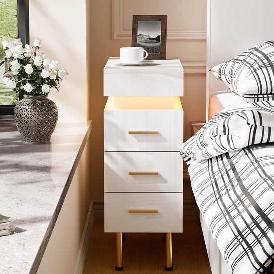 Nachtkastje - Drie lades - Smal nachtkastje - 50 x 25 x 67 cm (L x B x H) - Verstelbare Bluetooth-lichtstrip - 1 stopcontact/2 USB-poorten - Houten nachtkastje - Met oplaadstation - Nachtkastje voor de slaapkamer - Wit nachtkastje