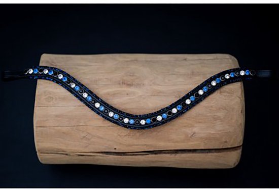 Zwarte frontriem met gebogen rij van blauwe en witte strass steentjes.