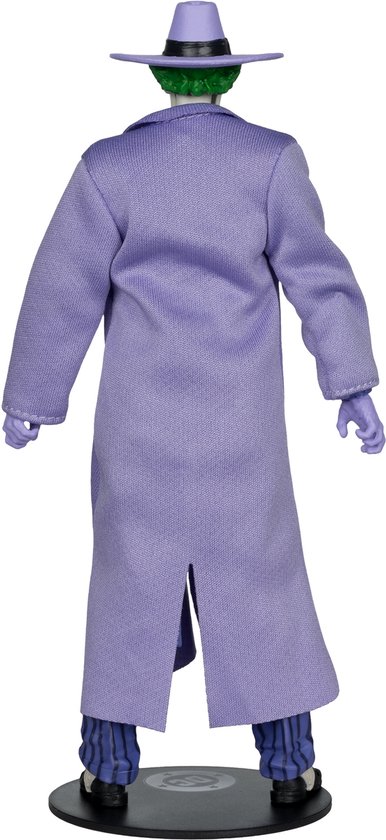 De achterkant van de Joker actiefiguur met paarse jas, gestreepte broek en hoed.