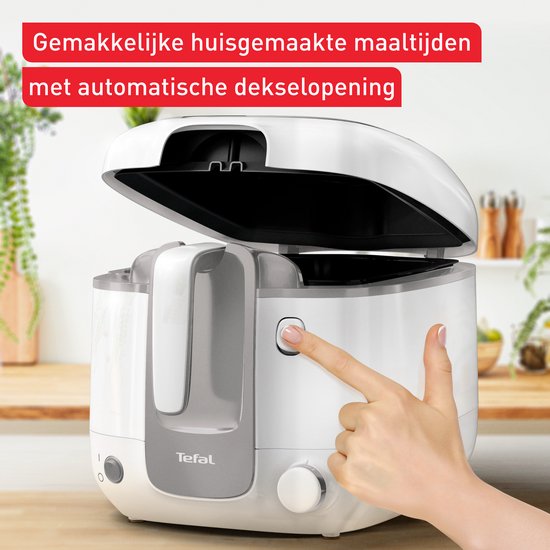 Vinger drukt op de knop om de deksel van de witte Tefal frituurpan te openen.
