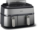 Zilverkleurige en zwarte Philips dubbele airfryer met digitale bediening, getoond vanuit een schuine hoek.