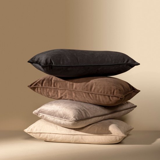 Een stapel van vier sierkussens in verschillende tinten bruin en zwart, van boven naar beneden: zwart, bruin, taupe en beige. Zachte, matte afwerking.