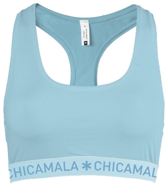 Lichtblauwe racerback crop top met witte 'CHICAMALA*' band.