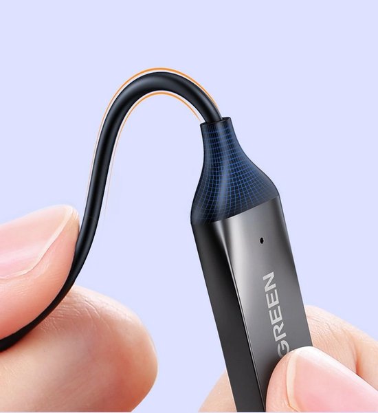 Vinger buigt zwarte kabel van zilverkleurige Ugreen Bluetooth adapter.