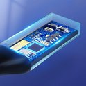 Close-up van de interne printplaat van de Ugreen Bluetooth adapter.