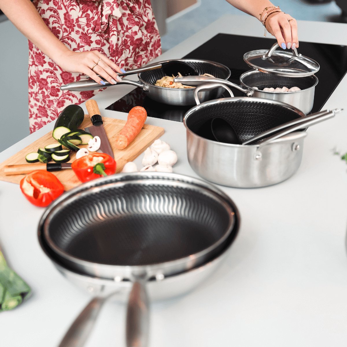 Cook & Pan Honey 9-Delige Pannenset RVS - PFAS vrij - Alle Warmtebronnen - Pannen Set 7 jaar Garantie - Krasbestendige Anti Aanbaklaag - Vaatwasserbestendig - Koekenpan, Wokpan, Steelpan, Hapjespan, Kookpot - Gas, Inductie, Elektrisch, Oven – foto 7