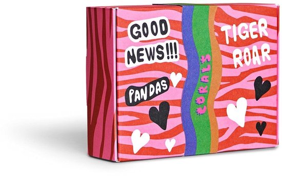 Doos met pandamotief, roze strepen, hartjes en de tekst "GOOD NEWS!!! PANDAS" en "TIGER ROAR".