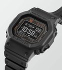 Gedetailleerde close-up van een zwart G-Shock horloge met digitaal display dat tijd, datum, hartslag en batterijniveau toont.
