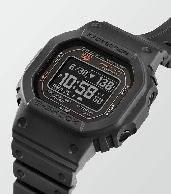 Gedetailleerde close-up van een zwart G-Shock horloge met digitaal display dat tijd, datum, hartslag en batterijniveau toont.