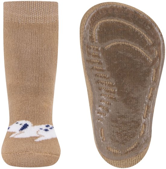 Bruine babysokken met een wit hondje met blauwe accenten en antislipzool.