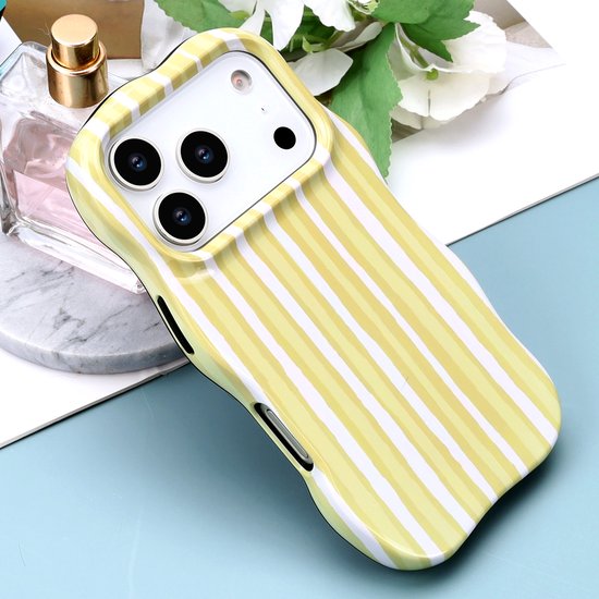 Telefoonhoes met gele en witte verticale strepen, op een iPhone met drie camera's.