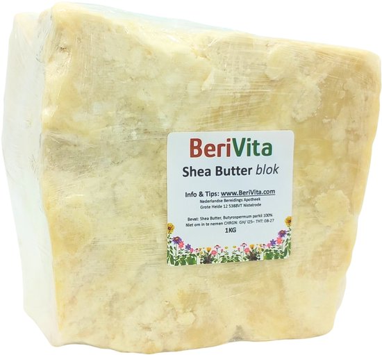 Grote blok ongeraffineerde shea butter van 1kg, verpakt in plastic folie. Label met BeriVita logo, tekst 'Shea Butter blok' en bloemenprint.