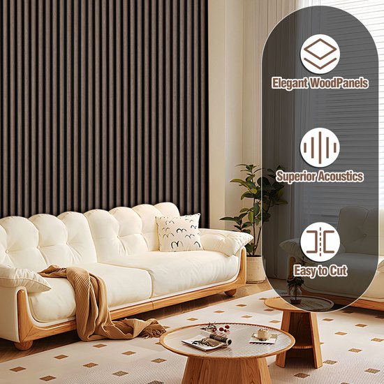 Woonkamer met een witte bank en een muur bedekt met zwarte, houten lamellen. Iconen voor 'elegante panelen', 'akoestiek' en 'snijgemak'.